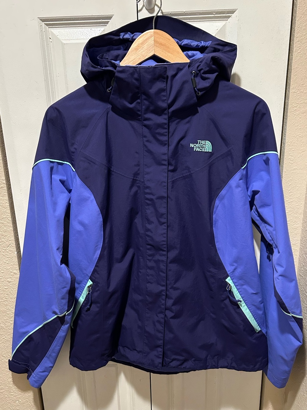 The North Face HyVent Hooded Women’s Rain Jacket , size M